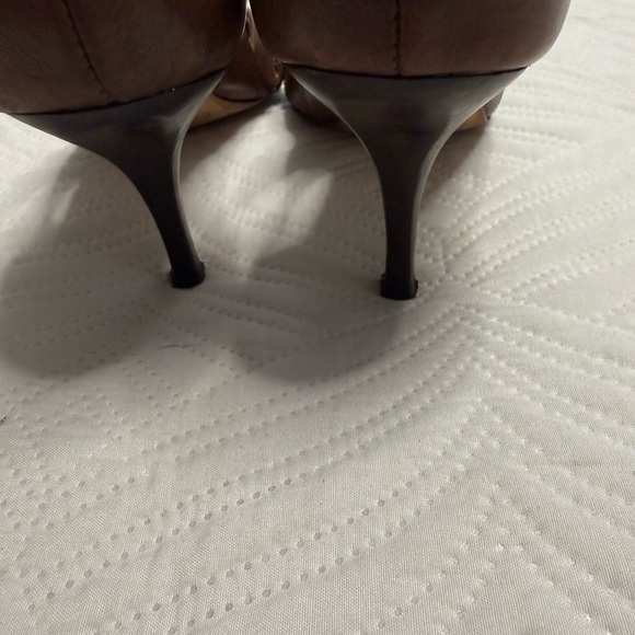 Tahari Women’s Brown Leather Pump Heels. Size 9 - Picture 8 of 10